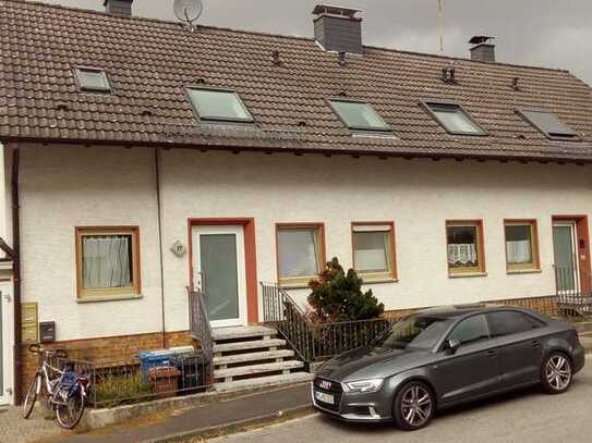 Schöne und sanierte 2-Raum-Hochparterre-Wohnung mit Balkon in Waldems