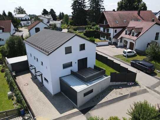 Neuwertige moderne Doppelhaushälfte mit Garten, Garage und Einbauküche