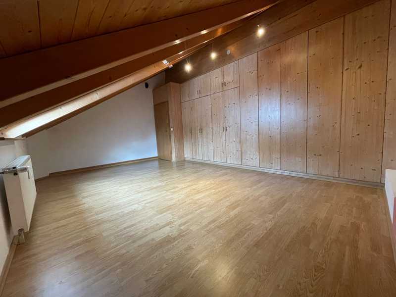                                                               Zimmer in 140m2 grosser berufst&auml;tigen WG                                                       in Hohenbrunn (München)