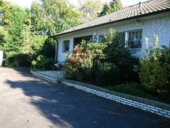 Sehr schöner Bungalow mit Einrichtung und großem Garten