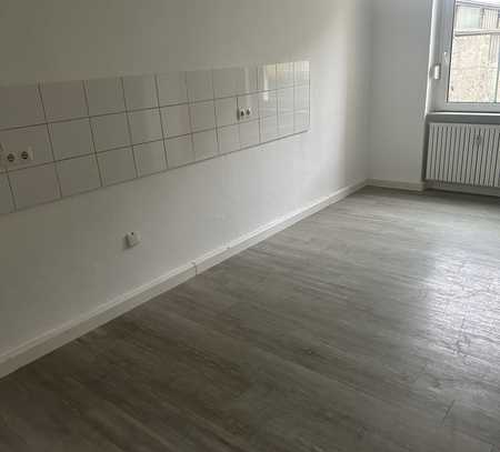 Modernisierte 2 Zimmer Wohnung mit eigenem Garten und großer Mansarde