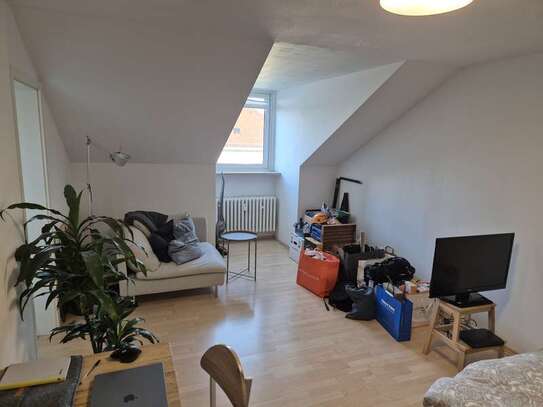 Stilvolle 1-Zimmer-DG-Wohnung mit Einbauküche Nähe Laimer Platz