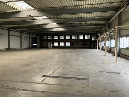 1.800m² Lagerhalle mit LKW / PKW Stellplätzen und Büroflächen im Top Zustand