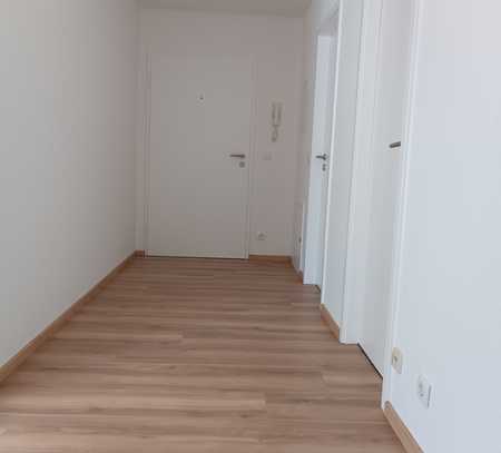 helle zwei Zimmer Erdgeschoss Wohnung mit Garten und Carport-Stellplatz