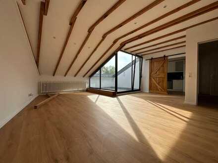 Stilvolle 2-Zimmer-Dachgeschoss-Wohnung mit Loggia im Herzen von Urdenbach