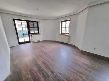 Helle lichtdurchflutete 2-Zimmerwohnung, renoviert, mit EBK, gr. Terrasse & Kellerabteil