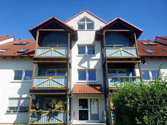 2 Monate kaltmietfrei: 2 Zimmer mit schönem Holzbalkon & Wanne inkl. Einbauküche