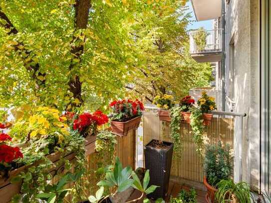 Schöne 2-Zimmer-Wohnung mit Balkon, EBK, Wannenbad, Stellplatz und Keller