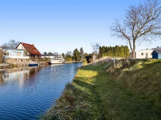 RARITÄT! Wassergrundstück (24m Straßenfront), bebaubar mit 2 Häusern inkl. Platz für 2 Boote