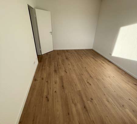 Renovierte 4,5 Zimmer-Wohnung mit Einbauk., Balkon und KFZ-Stellplatz in Oberursel Weißkirchen