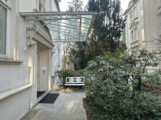 Helle Wohnung in prächtiger Altbauvilla mit herrlichem Balkon und Parkblick