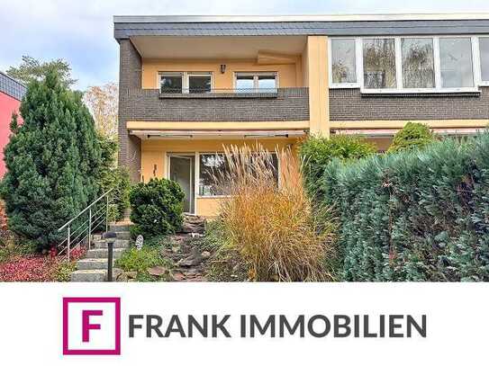 FRANK IMMOBILIEN - Modernisierte & bezugsfreie Doppelhaushälfte mit Garten-Oase, Garage & Carport