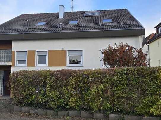 Einfamilienhaus mit Garten, Terrasse, einer ELW, Garage und Stellplätzen sucht neue Besitzer!