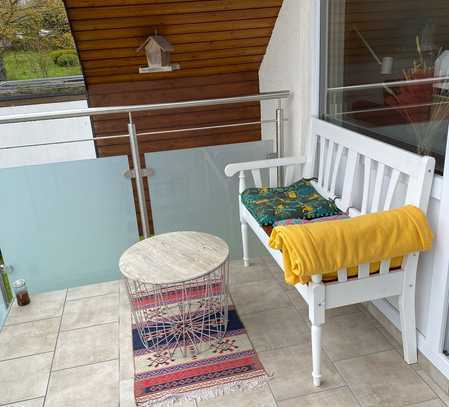 Vollständig renovierte und voll möblierte 3-Raum-Wohnung mit Balkon und Einbauküche in Mönchweiler