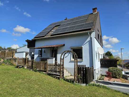 Einfamilienhaus in Feldrandlage zuzüglich Garage und separatem Praxisgebäude mit ca. 30 m²