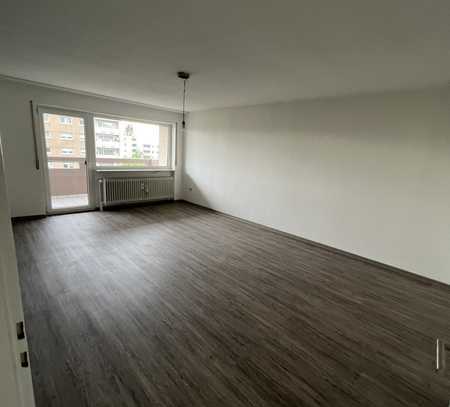 Vollständig renovierte 3-Raum-Wohnung mit Balkon und Einbauküche in Eppelheim