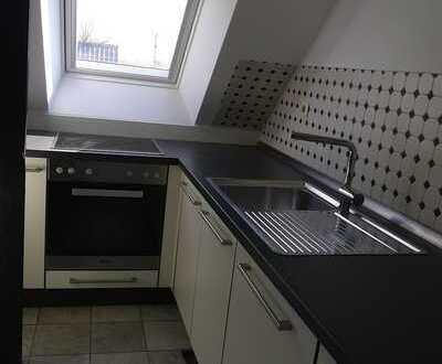 Mitten in der Stadt! Ruhige Dachgeschosswohnung mit kl. Terrasse im Altbau sucht Individualisten!