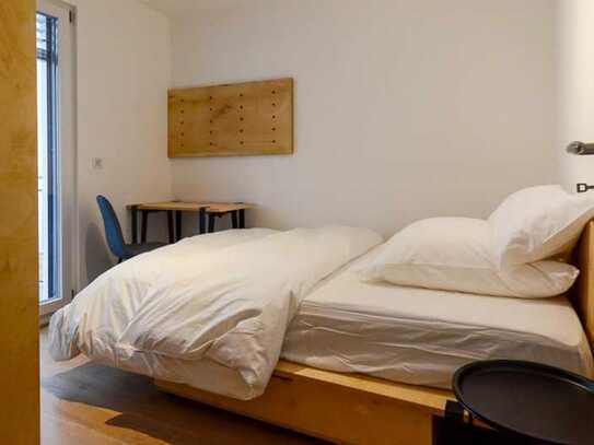 Cosy double bedroom in Sendling