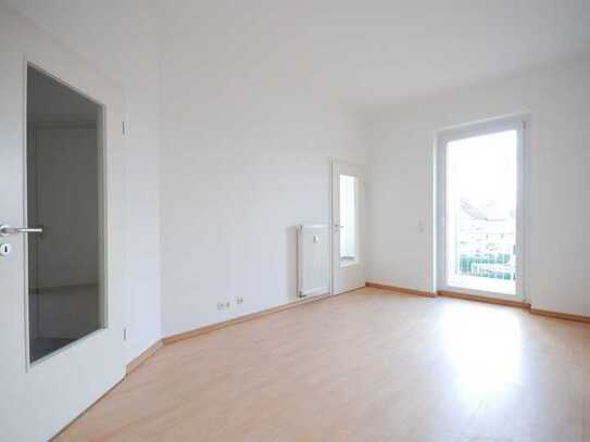helle geräumige 3 Zimmer Wohnung mit großem Balkon und zwei Abstellräumen