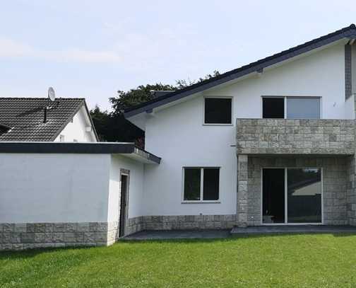 Neuwertige 3-Zimmer-DG-Wohnung mit Balkon in Badhoneff