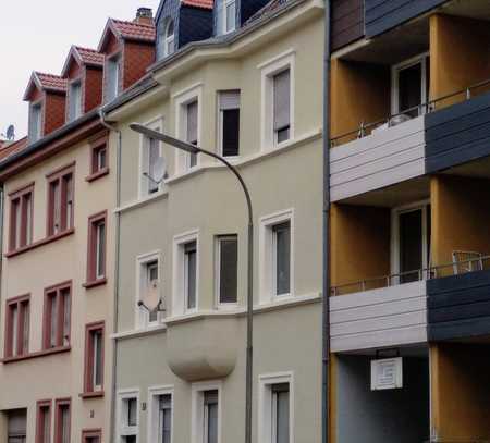 Sehr schöne Altbauwohnung mit Balkon und EBK in KL Nähe Stadtpark