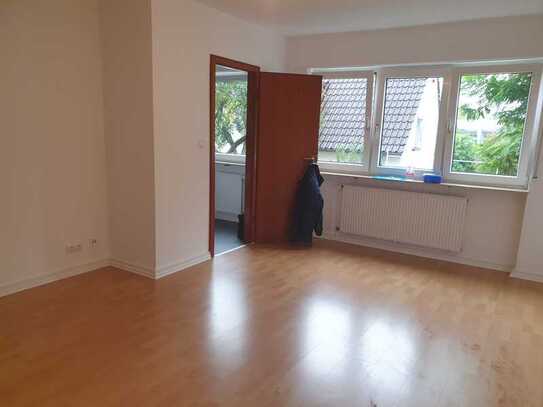 Schöne 2-Zimmer-Wohnung mit gemütlicher Loggia und Einbauküche in Frankfurt Ginnheim