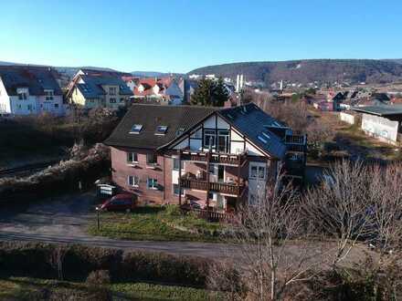 Sonnige DG Wohnung mit riesigem Balkon, Stellplatz und Tageslichtbad