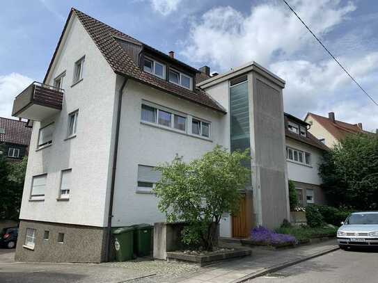 Mehrfamilienhaus mit 5 Wohnungen, 2 Stellplätzen und 3 Garagen in guter Lage von Bad Cannstatt