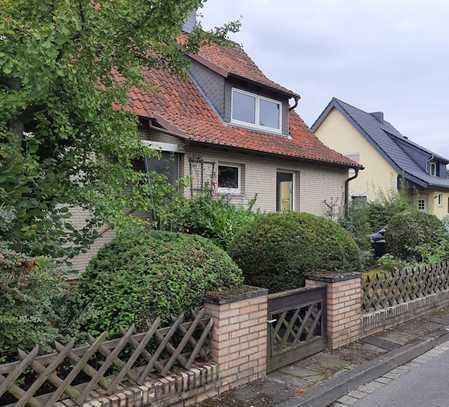 Freistehendes 1-2 Familienhaus mit großem Grundstück