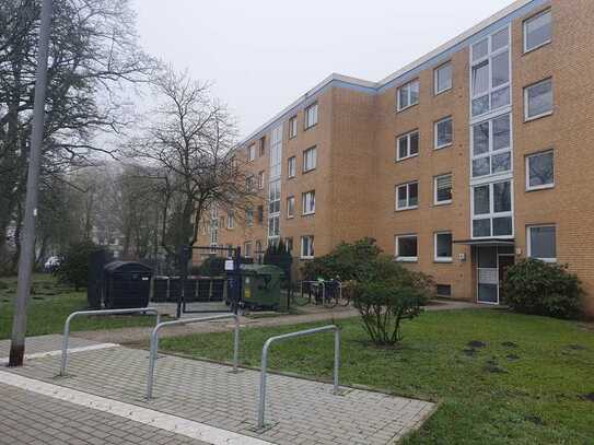 Gemütliche , sonnige 2 - Zimmer Wohnung mit schönem Balkon . Von an Privat .