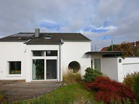 Modernes Architekten Passivhaus mit außergewöhnlichen Details