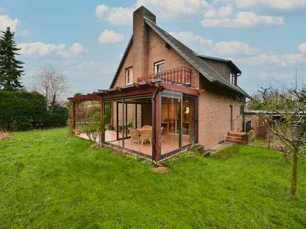 Freistehendes Einfamilienhaus mit großem Garten und durchdachter Architektur