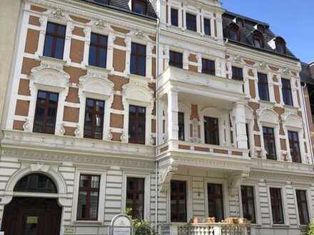 Herrschaftlich Wohnen : Parkett, voll ausgestattetes Bad, Gäste-WC, Balkon & Stellplatzmöglichkeit!