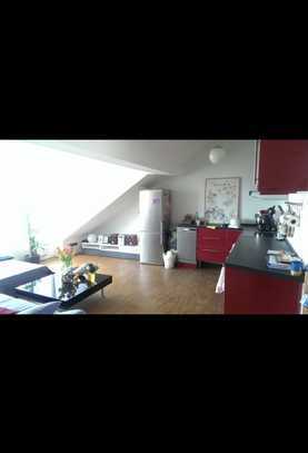 Stilvolle, modernisierte 2-Zimmer-Wohnung mit Balkon und EBK in Hannover