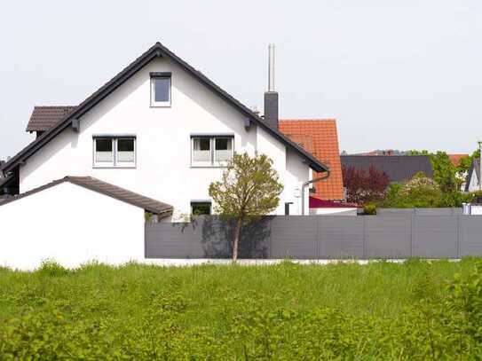 Großzügiges Einfamilienhaus mit Pool und Garage in Mingolsheim