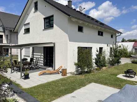 Modernes EFH mit reichlich Platz: Gepflegter Garten und hochwertige Ausstattung im Haus