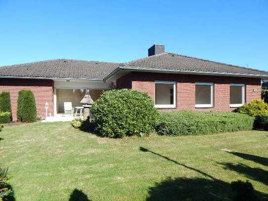 Winkelbungalow mit Einliegerwohnung, Keller und Garage in schöner Lage im Osten der Stadt