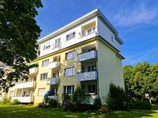 Dachgeschosswohnung mit Penthouse-Charakter
Helle & großzügige Räume mit hohen Decken und sonnigen