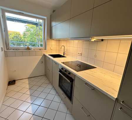 Exklusive 3-Raum-Wohnung mit Einbauküche und Stellplatz in Berlin Tempelhof.