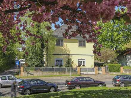 Am Schlosspark Biesdorf: Saniertes Dreifamilienhaus mit gehobenen Details