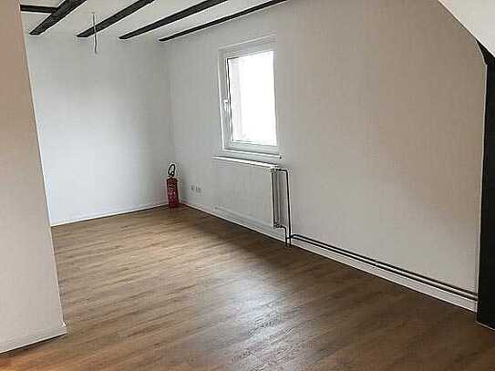 Attraktive 2 Zimmer-Dachgeschosswohnung mit Einbauküche in Neu-Anspach