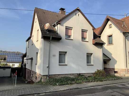 Zweifamilienhaus mit Potenzial in ruhiger Lage