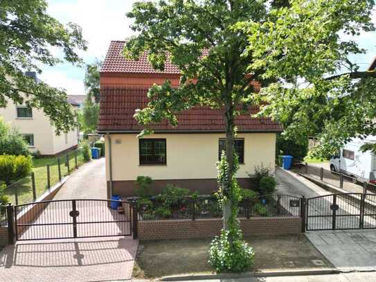 ** Charmantes 2-Parteienhaus mit großzügigem Garten **