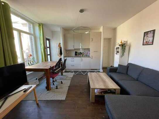 Modernisierte Wohnung mit zwei Zimmern sowie Balkon und Einbauküche in Aachen