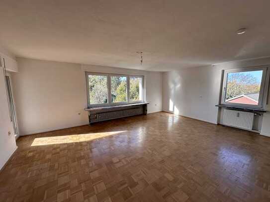 Grosszügig aufgeteilte und modernisierte 3 Zimmerwohnung mit 2 Balkons & Garage,