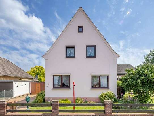 Teilunterkellertes Einfamilienhaus mit Garage und Wintergarten