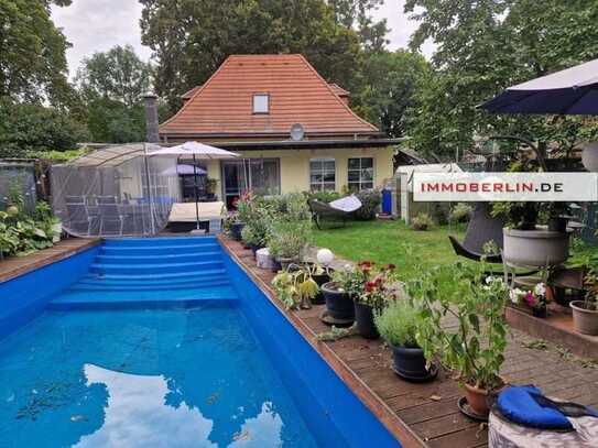 IMMOBERLIN.DE - Klassisches Torhaus mit Sonnengarten + Pool am Kartzower Schloss