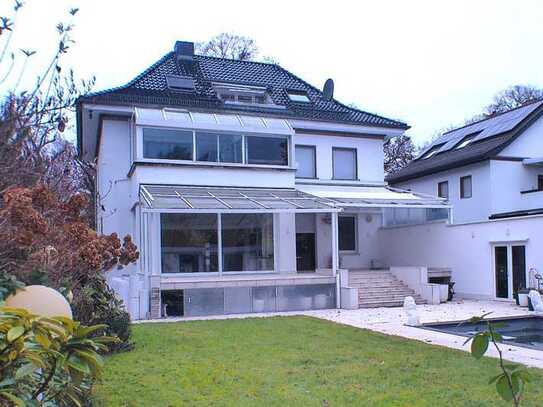 Modernisierte Villa mit Poolhouse auf einem Sonnengrundstück