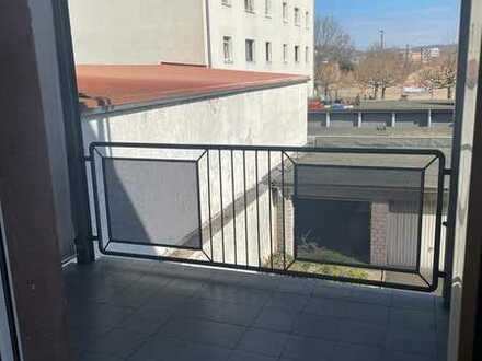 Erstbezug nach Sanierung mit Balkon: freundliche 4-Zimmer-Wohnung in Aschaffenburg