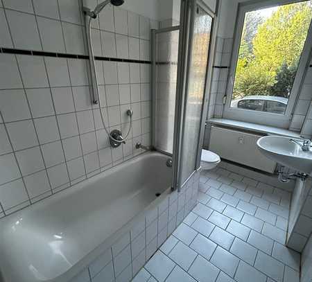 Helle 2-Zimmer mit Laminat, Abstellraum, EBK, eigenem Hausgarten und Wanne! Stellplatz mgl.